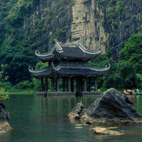 Vietnam: tra templi, caverne e risaie senza fine